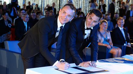 Vincent Autin et Bruno Boilleau, premier couple d'hommes mariés en France, après l'adoption du mariage pour tous, à Montpellier, le 29 mai 2013. (GERARD JULIEN / AFP)