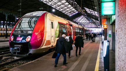 Les passagers sont le quai de la gare du Nord à Paris le 7 janvier 2020. (MATHIEU MENARD / HANS LUCAS / AFP)