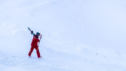 Un skieur à Tignes (Savoie), le 29 novembre 2023. (BERTRAND RIOTORD / MAXPPP)