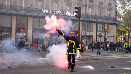 Un pompier manifete, place de la République, à Paris, le 15 octobre 2019.&nbsp; (JULIETTE AVICE / HANS LUCAS)