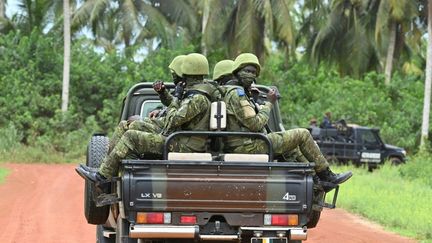 Des soldats ivoiriens, le 10 juin 2021 près de l'Académie internationale de lutte contre le terrorisme, à Jacqueville (Côte d'Ivoire). (ISSOUF SANOGO / AFP)