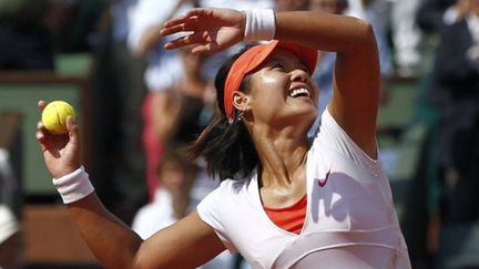 Li Na jette une balle dans le public