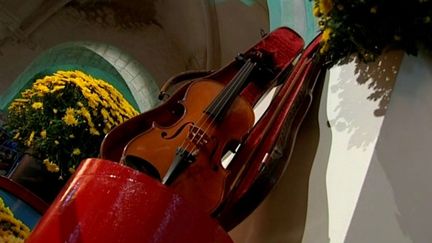 Violon et chrysanthème dans l&#039;Eglise de Sainte Menéhould
 (France3/Culturebox)