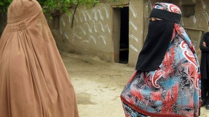 Badam Zari (à droite),  première femme pakistanaise candidate aux élections législatives dans les zones tribales. (AFP/STR)