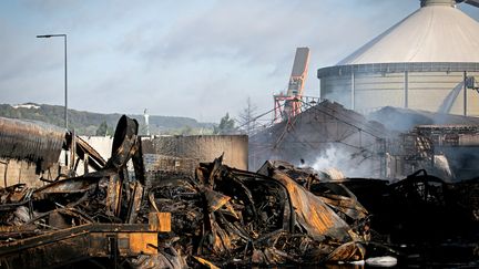 Une partie de l'usine Lubrizol&nbsp;après l'incendie,&nbsp;à Rouen (Seine-Maritime), le 27 septembre 2019.&nbsp; (LOU BENOIST / AFP)