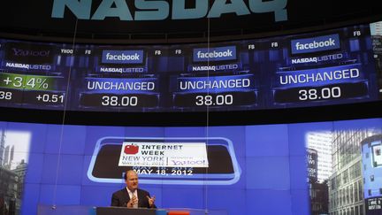 David Wicks, vice-pr&eacute;sident de Nasdaq OMX, indique la valeur du titre Facebook lors de sa premi&egrave;re s&eacute;ance &agrave; Wall Street, le 18 mai 2012. (KEITH BEDFORD / REUTERS)