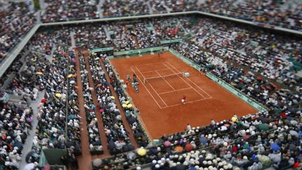 Le court Philippe Chatrier, photographi&eacute; depuis les gradins, pendant le tournoi de Roland-Garros, &agrave; Paris, le 10 juin 2010.&nbsp; (THOMAS COEX / AFP)