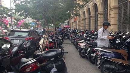 Les motos stationnent sur les parkings payants et surveillés installés sur les trottoirs. En 2010, l’ancienne Saïgon comptait 4,89 millions de véhicules particuliers (4,45 millions de motos et 440.000 voitures), selon les chiffres communiqués le 9 janvier 2015 par le «Viêt Nam News». En 2014 (chiffres arrêtés en novembre), il y en avait 6,95 (6,37 millions de motos et 580.000 voitures). (Catherine Le Brech)