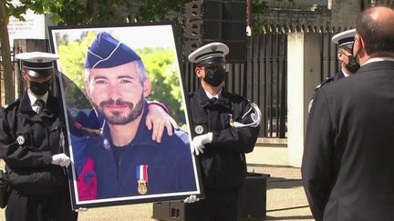 Un hommage national a été rendu au policier Éric Masson, tué mercredi 5 mai, à Avignon.&nbsp; (CAPTURE ECRAN FRANCE 2)