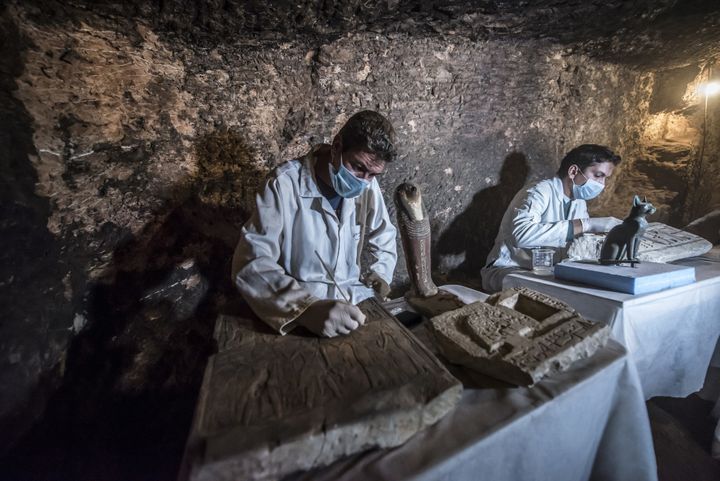 Sur le site de Saqqara, les arcjhéologues nettoient les statues et autres objets découverts dans les tombes.
 (KHALED DESOUKI / AFP)