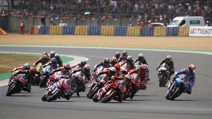 Les pilotes de MotoGP peu après le départ du Grand Prix de France en 2022. (YOAN VALAT / MAXPPP)