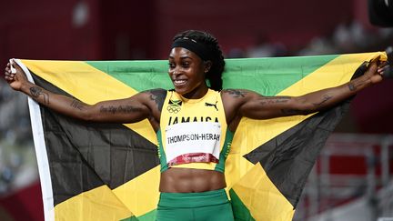 Elaine Thompson-Herah après sa victoire sur le 200 m, le 3 août à Tokyo (JEWEL SAMAD / AFP)