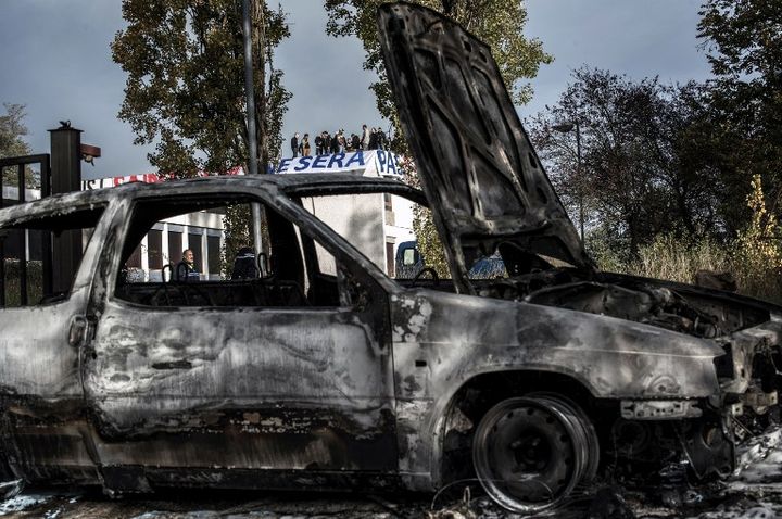 Selon les gendarmes, les militants identitaires qui occupent un b&acirc;timent de&nbsp;Saint-Genis-les-Olli&egrave;res (Rh&ocirc;ne) ont br&ucirc;l&eacute; deux voitures, le 24 octobre 2015. (AFP)