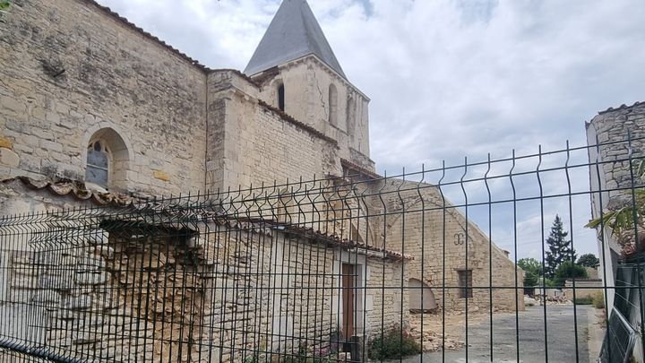 Eglise du village de La Laigne (Charente-Maritime), le clocher menace de s'effondrer après le tremblement de terre du 16 juin 2023. (MARION FERRERE / RADIO FRANCE)