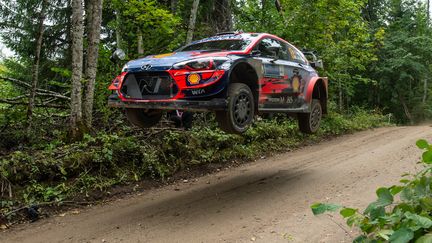 Ott Tanak (Hyundai) à l'attaque sur le rallye d'Estonie (RAIGO PAJULA / AFP)