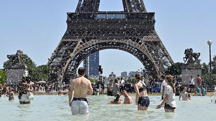 Des personnes se baignent dans la fontaine du Trocadéro, à Paris, le 29 juin 2019.&nbsp; (MUSTAFA YALCIN / ANADOLU AGENCY / AFP)