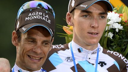 Jean-Christophe Péraud et Romain Bardet sur le podium du Tour 2014 (LIONEL BONAVENTURE / AFP)