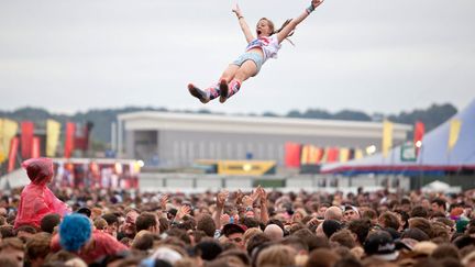 Festivaliers &agrave;&nbsp;Reading (Royaume-Uni), le 24 ao&ucirc;t 2012. (DERREN NUGENT / PHOTOSHOT / MAXPPP)