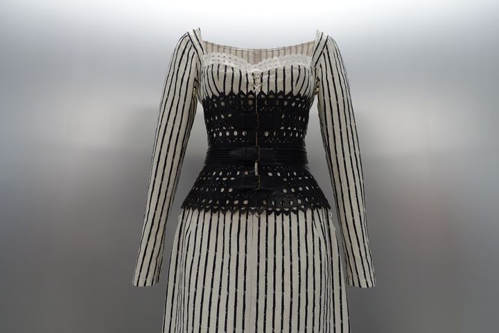 Expo Azzedine Alaïa : un des incroyables corsets de la collection, juillet 2018
 (Corinne Jeammet)