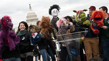 Michael Bellavia, co-organisateur de la manifestation et producteur d’animation à Los Angeles, a déclaré à l'AFP : 

«Nous voulons juste préciser que les médias publics sont importants, nous voulons que ceux-ci soient soutenus, et notamment par le financement fédéral…Il ne s'agit pas uniquement de Sesame Street…Nous venons défendre tout l'écosystème des médias publics, de la télévision à la radio en passant par tous les programmes internet qui sont produits» . (AFP PHOTO/Nicholas KAMM)