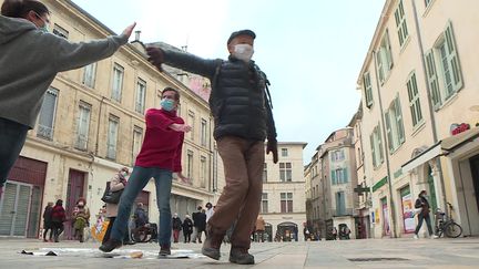 A Nîmes, les passants sont invités en plein centre ville à entrer dans la danse tout en respectant les gestes barrières. (C. Nicolas / France Télévisions)