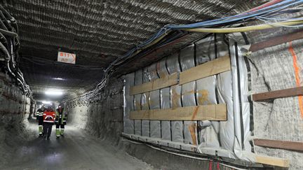 Une alvéole, contenant des déchets, prête pour la fermeture définitive du chantier de déstockage de déchets ultimes&nbsp;à&nbsp;Stocamine, à 535 mètres sous terre, dans une ancienne mine de potasse, à Wittelsheim (Haut-Rhin), le 31 octobre 2017. (THIERRY GACHON / MAXPPP)