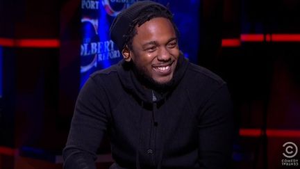 Kendrick Lamar au Colbert Report le 16 décembre 2014.
 (saisie écran)