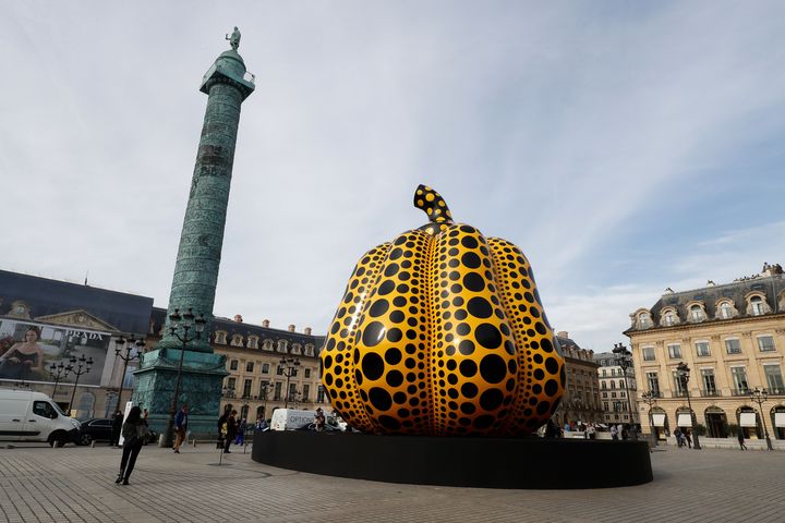 La sculpture "Life of the Pumpkin Recites, All About the Biggest Love for the People, 2019" de l'artiste japonaise Yayoi Kusama installée Place Vendome à Paris dans le cadre de l'événement "FIAC Hors les Murs", le 14 octobre 2019&nbsp; (FRANCOIS GUILLOT / AFP)