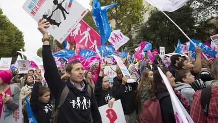 Des manifestants participent &agrave; la "Manif pour tous", le 5 octobre 2014 &agrave; Paris. (NICOLAS KOVARIK / CITIZENSIDE / AFP)