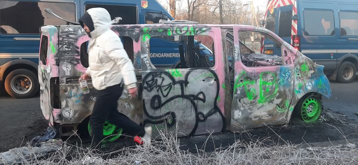 Un véhicule a été incendié. (SÉBASTIEN BAER / RADIO FRANCE)