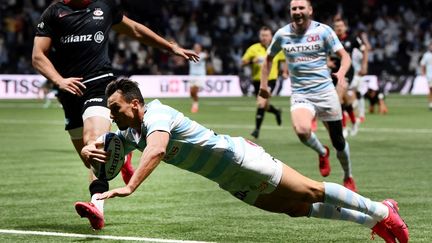 Juan Imhoff inscrit un essai pour le Racing lors de la demie-finale de Champions Cup contre les Saracens. (FRANCK FIFE / AFP)