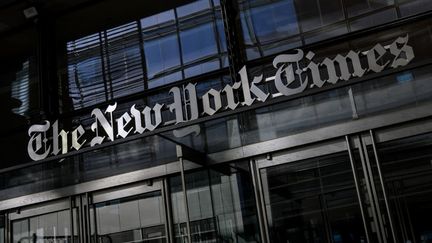 Le logo du "New York Times" affiché devant son siège à New York (Etats-Unis), le 31 janvier 2022. (ANGELA WEISS / AFP)