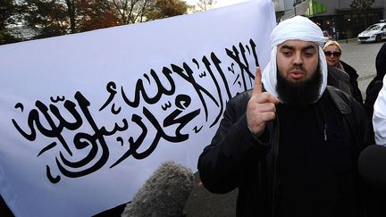 Le leader de Forsane Alizza, Mohamed Achamlane,&nbsp;&agrave;&nbsp;Nantes (Loire-Atlantique), le 21 novembre 2011. (FRANCK DUBRAY / MAXPPP)