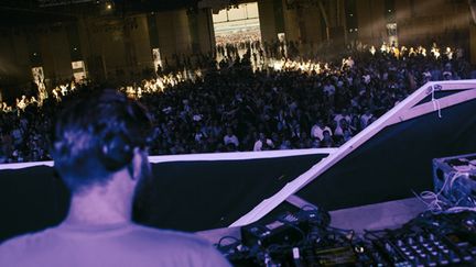 Un Dj face à la foule au Weather Festival, site du Bourget, en Juin 2014.
 (Jacob Khrist)