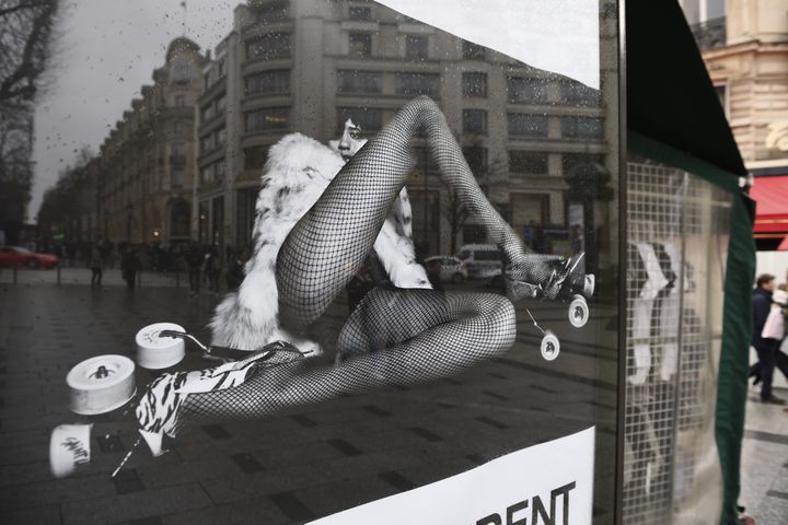 Une publicité de la marque Yves Saint Laurent, le 6 mars 2017, sur les Champs-Elysées, à Paris. (ERIC FEFERBERG / AFP)