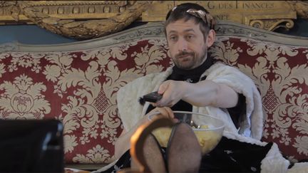 Neil Hannon, seul à bord de The Divine Comedy, impérial sur "Foreverland".
 (Saisie écran clip &quot;How Can You Leave Me On My Own&quot;)