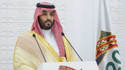 Le prince héritier saoudien Mohammed ben Salmane, participe, depuis Riyad, en Arabie saoudite,&nbsp;à une conférence à distance d'un sommet du G20, le 22 novembre 2020. (BANDAR AL-JALOUD / SAUDI ROYAL PALACE / AFP)