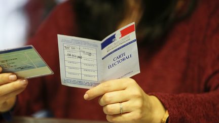 Une personne vote au deuxième tour des élections régionales à Hyères (Var), le 13 décembre 2015. (MAXPPP)