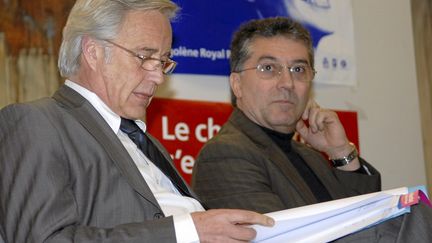 Le s&eacute;nateur socialiste Robert Navarro (&agrave; droite), aux c&ocirc;t&eacute;s de Fran&ccedil;ois Rebsamen, le 23 mars 2007 &agrave; S&egrave;te (H&eacute;rault).&nbsp; (CAMBON SYLVIE / LE MIDI LIBRE / MAXPPP)