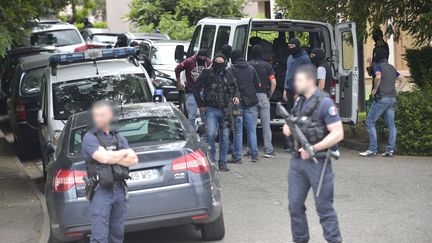 Des policiers devant le domicile du suspect, à Lyon, le 27 mai 2019. (ROMAIN LAFABREGUE / AFP)