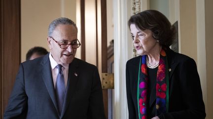 Chuck Schumer, le chef des démocrates au Sénat, et la sénatrice Dianne Feinstein, le 4 octobre 2018, lors d'une conférence de presse au Capitole, à&nbsp;Washington.&nbsp; (DREW ANGERER / GETTY IMAGES NORTH AMERICA / AFP)