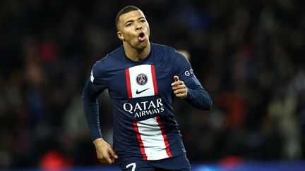 Kylian Mbappé, buteur face à Lens lors de la 31e journée de Ligue 1, le samedi 15 avril 2023. (ANNE-CHRISTINE POUJOULAT / AFP)