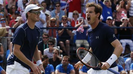 Les Britanniques Jamie et Andy Murray lors du double face &agrave; Nicolas Mahut et Jo-Wilfried Tsonga, dans l'est de Londres (Royaume-Uni), le 18 juillet 2015. (JUSTIN TALLIS / AFP)