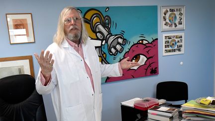 Didier Raoult, directeur de l'IHU Méditerranée Infection de Marseille, le 26 février 2020 dans son bureau. (GERARD JULIEN / AFP)