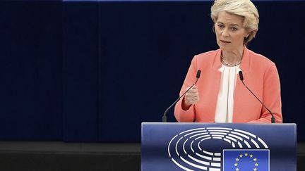 La présidente de la Commission européenne, Ursula von der Leyen, lors d'une session plénière du Parlement européen à Strasbourg, le 5 octobre 2022.&nbsp; (FREDERICK FLORIN / AFP)