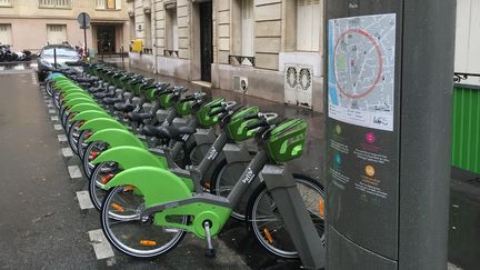 L'une des premières stations Vélib' opérationnelles, rue Chernoviz, à Paris, le 1er janvier 2018. (RADIO FRANCE / NICOLAS OLIVIER)