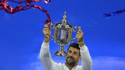 La date du 10 septembre 2023 restera gravée dans l'histoire du tennis, comme le jour où Novak Djokovic a remporté à l'US Open son 24e titre en Grand Chelem, et a égalé le record absolu, jusqu'ici détenu par l'Australienne Margaret Court. Cette saison, le Serbe a glané trois des quatre Majeurs. (MARY ALTAFFER / AP)