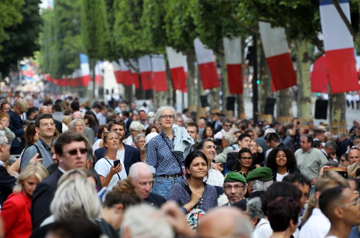 Les spectateurs jouent des coudes pour apercevoir les soldats, le 14 juillet 2017, sur les Champs-Elysées. (LUDOVIC MARIN / AFP)