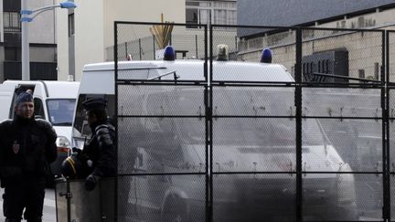 L'entr&eacute;e de la synagogue de Sarcelles (Val-d'Oise) prot&eacute;g&eacute;e par des CRS,&nbsp;le 20 juillet 2014 en marge d'une manifestation pro-palestinienne. (KENZO TRIBOUILLARD / AFP)