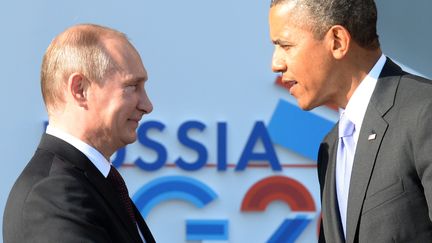 Le pr&eacute;sident russe Vladimir Poutine (&agrave; g.) et son homologue am&eacute;ricain Barack Obama se serrent la main durant le G20 &agrave; Saint-P&eacute;tersbourg (Russie), le 5 septembre 2013. (YURI KADOBNOV / AFP)